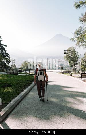 Ein Mann besucht Cerro de la Cruz in Antigua, Guatemala Stockfoto