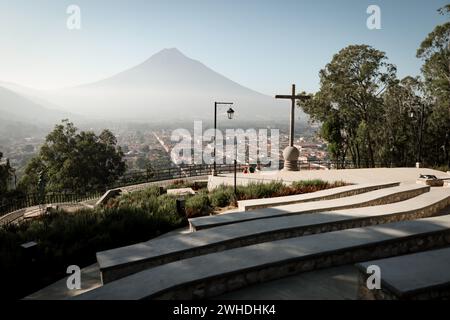 Sonnenaufgang über Antigua, Guatemala auf dem Cerro de la Cruz. Stockfoto