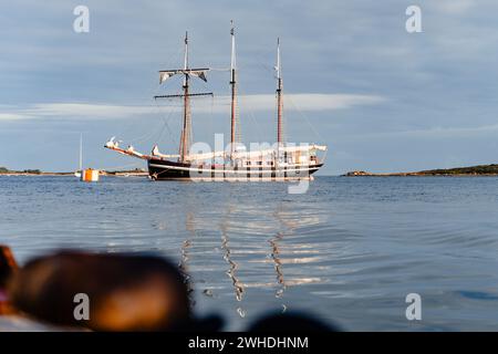 Ein drei-Meister liegt vor der französischen Westküste in der Bretagne, mit Blick auf das Meer, Urlaubsatmosphäre Stockfoto