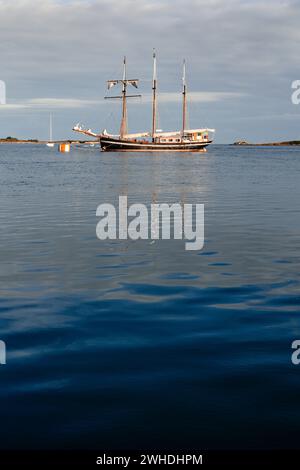 Ein drei-Meister liegt vor der französischen Westküste in der Bretagne, mit Blick auf das Meer, Urlaubsatmosphäre Stockfoto