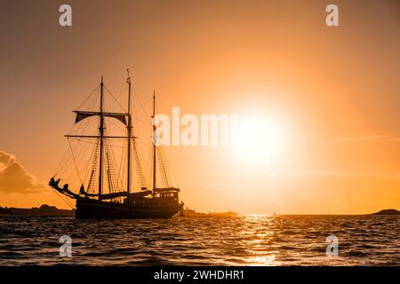 Ein drei-Meister liegt vor der französischen Westküste in der Bretagne bei Sonnenuntergang, warmen Farben, Urlaubsatmosphäre Stockfoto