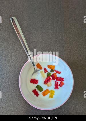 Eine Schüssel Naturjoghurt garniert mit Gelee Babys, Nachtisch für Kinder, Kinderdessert Stockfoto