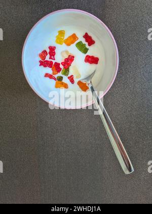 Eine Schüssel Naturjoghurt garniert mit Gelee Babys, Nachtisch für Kinder, Kinderdessert Stockfoto