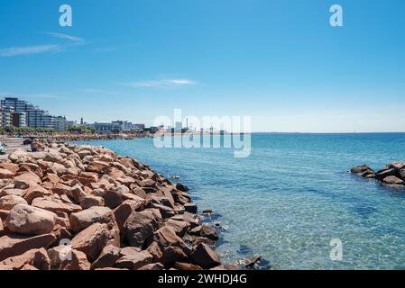 Ruhiger urbaner Strand mit Rocky Shoreline in Helsingborg Stockfoto