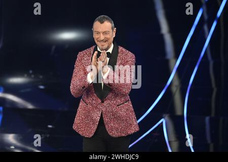 Sanremo, Italien. Februar 2024. Amadeus perfermer während der 74. Ausgabe des SANREMO Italian Song Festivals im Ariston Theatre in Sanremo, Norditalien - Freitag, 9. FEBRUAR 2024. Unterhaltung. (Foto: Marco Alpozzi/LaPresse) Credit: LaPresse/Alamy Live News Stockfoto