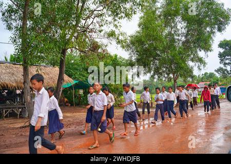 SIEM Reap, Kamboda, 4. Juli 2019 - kambodschanische Schulkinder auf dem Weg zur Schule in der Nähe von Siem Reap, Kambodscha Stockfoto