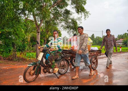 SIEM Reap, Kamboda, 4. Juli 2019 - Kambodschanische Dorfbewohner auf dem Weg zu einer Beerdigung eines Einheimischen in Siem Reap, Kambodscha Stockfoto