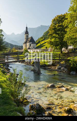 Kirche in Ramsau bei Berchtesgaden, Ramsauer Ache, Berchtesgadener Land, Bayern, Deutschland Stockfoto