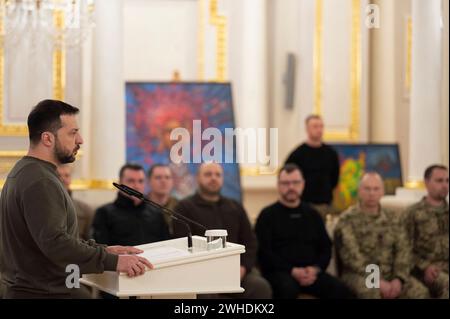 Kiew, Ukraine. Februar 2024. Der ukrainische Präsident Wolodymyr Zelenskyj, links, hält während der Verleihung der Medaillen des Helden der Ukraine in der Weißen Halle des Mariinski-Palastes am 9. Februar 2024 in Kiew, Ukraine, Bemerkungen an Soldaten und Familien. Quelle: Pool Photo/Ukrainische Präsidentenpresse/Alamy Live News Stockfoto