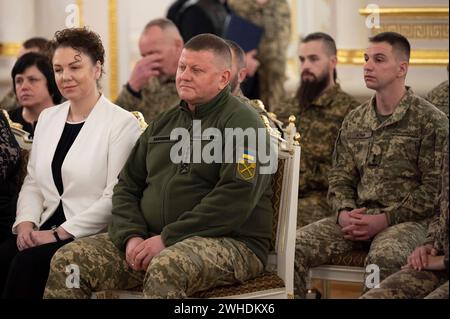 Kiew, Ukraine. Februar 2024. Der ehemalige Befehlshaber der Streitkräfte Valerii Zaluzhnyi, Zentrum, sitzt im Publikum während einer Preisverleihung im Weißen Halle der Helden des Mariinski-Palastes am 9. Februar 2024 in Kiew, Ukraine. Der ukrainische Präsident Wolodymyr Zelenskij verlieh Zaluzhnyi für seinen Dienst die Goldmedaille des Helden der Ukraine. Quelle: Pool Photo/Ukrainische Präsidentenpresse/Alamy Live News Stockfoto