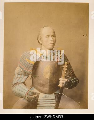 Samurai-Krieger, halblanges Studio-Porträt, nach vorne gerichtet, mit Rüstung und Schwert in der Hand]....Japan handkoloriert mit Aquarellbild um die 1870er Jahre Stockfoto