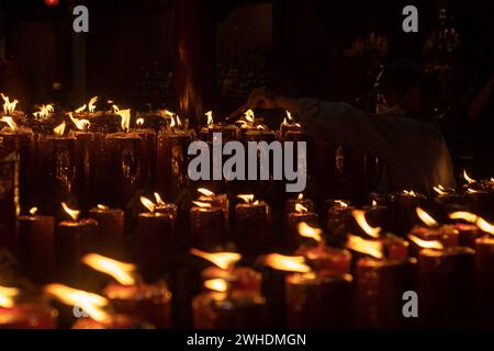 Am Vorabend des chinesischen NEUJAHRSFESTES zündet Ein Mann Kerzen in Vihara Dharma Ramsi, Bandung, West Java, Indonesien, 10. Februar 2024. am frühen Morgen. Dieses chinesische Neujahr ist das Jahr des Drachen. IMAGO/KHAIRIZAL MARIS Bandung West Java Indonesien Copyright: XKhairizalxMarisxKhairizalxMarisx LUNAR NEW YEAR 14 Stockfoto