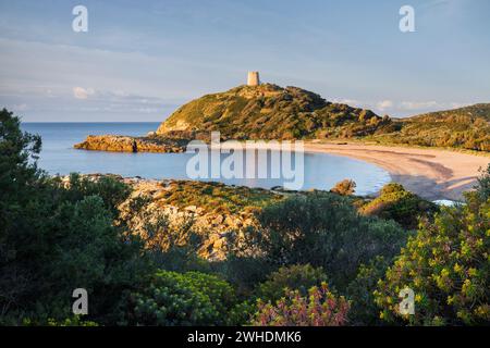 Torre di Chia, Spiaggia di Su Portu, Sardinien, Italien Stockfoto