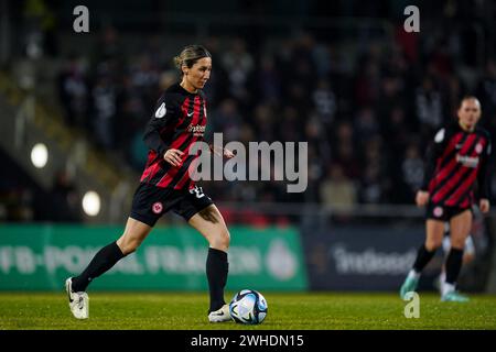 Frankfurt, Deutschland. Februar 2024. Deutschland, Frankfurt, 8. Februar 2024: Sara Doorsoun (23 Frankfurt) schießt den Ball beim DFB-Pokal Frauen-Fußball-Spiel zwischen Eintracht Frankfurt und SC Freiburg im Stadion am Brentanobad in Frankfurt. (Daniela Porcelli/SPP) Credit: SPP Sport Press Photo. /Alamy Live News Stockfoto