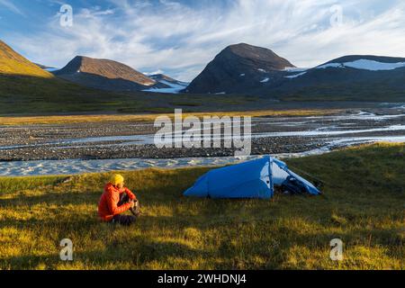 Ein Wanderer mit Zelt, Ruohtes Massif, Ruohtesvagge, Sarek Nationalpark, Lappland, Schweden, Europa Stockfoto