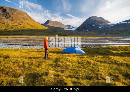 Ein Wanderer mit Zelt, Ruohtes Massif, Ruohtesvagge, Sarek Nationalpark, Lappland, Schweden, Europa Stockfoto