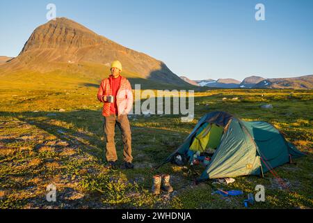 Ein Wanderer, ein Zelt, Mount Nijak, Sarek Nationalpark, Lappland, Schweden, Europa Stockfoto