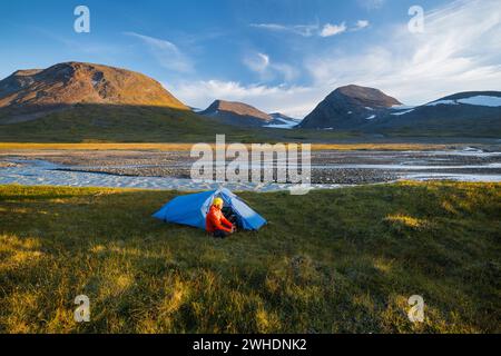 Ein Wanderer mit Zelt, Ruohtes Massif, Ruohtesvagge, Sarek Nationalpark, Lappland, Schweden, Europa Stockfoto