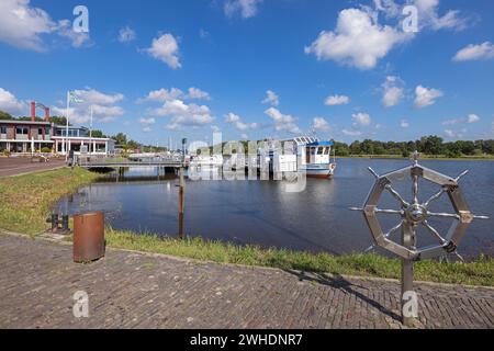 Anlegeplatz, Passagierschiffschiff MS ëSpitzhörnë Bari¬‚eler Hafen auf der Soeste in Bari¬‚el, vereinheitlichte Gemeinde im Landkreis Cloppenburg, Niedersachsen, Stockfoto