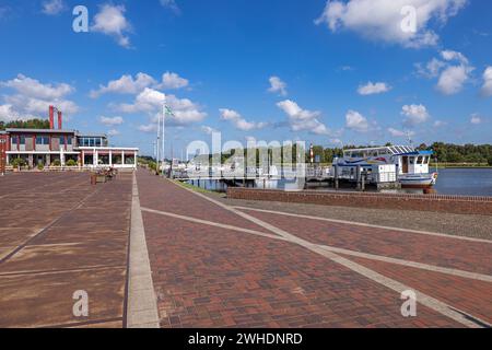 Hafenpromenade, Anlegestelle, Fahrgastschiff MS ëSpitzhörnë Bari¬‚eler Hafen auf der Soeste in Bari¬‚el, vereinheitlichte Gemeinde im Landkreis Cloppenburg, Niedersachsen, Stockfoto