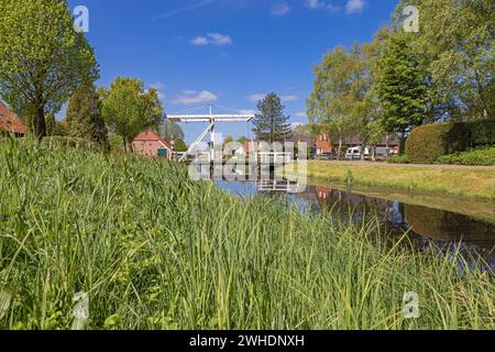 Klappbrücke über den Großefehn-Kanal, Westgroßefehn, Gemeinde Großefehn, Landkreis Aurich, Niedersachsen, Stockfoto