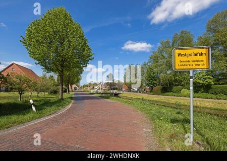 Ortsstraße, Ortseingangsschild, Klappbrücke über den Großefehn-Kanal, Westgroßefehn, Gemeinde Großefehn, Landkreis Aurich, Niedersachsen, Stockfoto