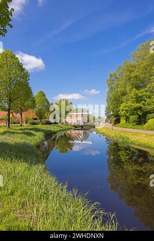 Klappbrücke über den Großefehn-Kanal, Westgroßefehn, Gemeinde Großefehn, Landkreis Aurich, Niedersachsen, Stockfoto