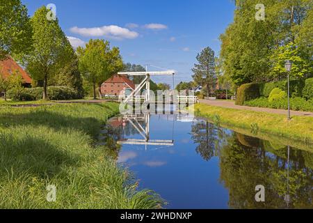 Klappbrücke über den Großefehn-Kanal, Westgroßefehn, Gemeinde Großefehn, Landkreis Aurich, Niedersachsen, Stockfoto