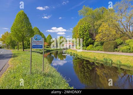 Begrüßungsschild am Ortseingang, Klappbrücke über den Großefehn-Kanal, Westgroßefehn, Gemeinde Großefehn, Landkreis Aurich, Niedersachsen, Stockfoto