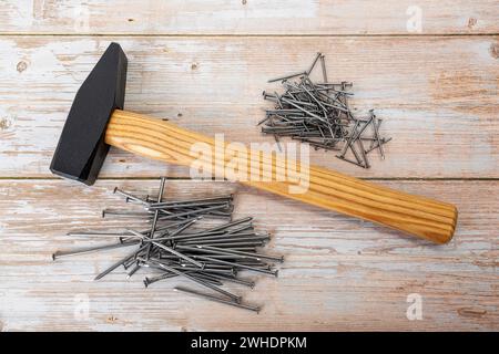 Schlosserhammer 1000 g, Stahlnägel, Holzträger Stockfoto