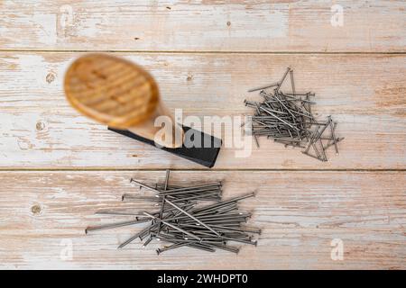 Schlosserhammer 1000 g, Stahlnägel, Holzhintergrund, Stockfoto