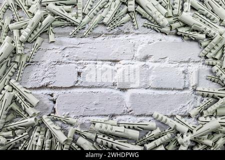 Viele Erweiterungsstecker, verschiedene Größen, Textfläche, Backsteinwand im Hintergrund, Stockfoto