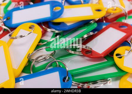 Kunststoff Schlüsselanhänger mit Ring, verwechselt, Detail, ohne Beschriftung, verschiedene Farben, weißer Hintergrund, Stockfoto