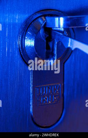 Einbrecher öffnet Zylinderschloss mit Schloßwerkzeug, Detail, Blaulicht, symbolisches Bild, Hauseinbruch, Stockfoto