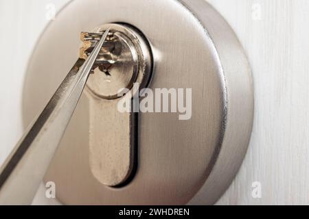 Kaputter Schlüssel, herausziehbarer Schlüsselsatz mit Pinzette, Detail, Symbolbild, kaputter Wohnungsschlüssel, Stockfoto