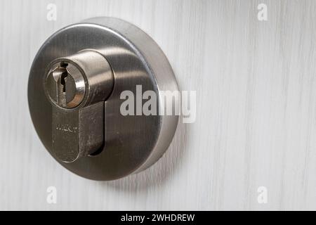 Zu weit überstehende Schließzylinder gefährdet Versicherungsdeckung, Zylinderüberstand, Detail, symbolisches Bild, Einbruchgefahr, Stockfoto