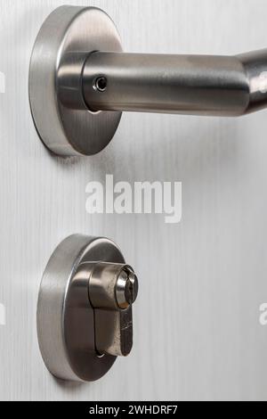 Zu weit vorstehende Schließzylinder gefährden Versicherungsdeckung, Zylinderüberstand, Symbolbild, Einbruchgefahr, Stockfoto