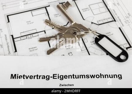 Schlüsselanhänger mit schwarzem Schlüsselanhänger, ohne Beschriftung, Vertrag, Mietvertrag Eigentumswohnung, Grundriss, Stockfoto