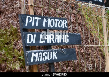 Mai 2023, Foto von einem Schild an einem Touristenort mit Wegbeschreibung. Wonosobo, Indonesien Stockfoto