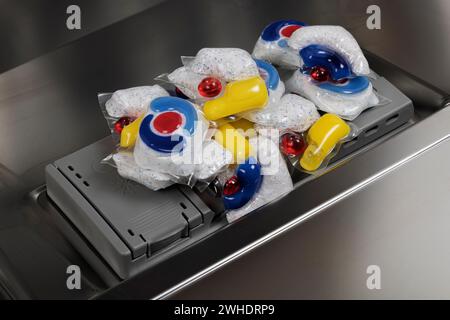 Dosierkammer, viele Spülmitteltabletten in wasserlöslicher Folie, verschiedene Marken, Geschirrspüler, Detail, Stockfoto