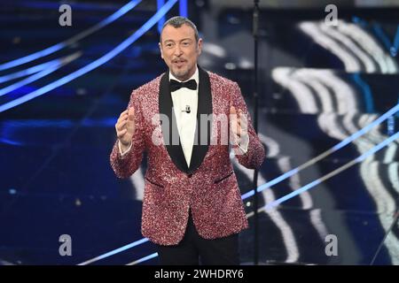 Sanremo, Italien. Februar 2024. Amadeus perfermer während der 74. Ausgabe des SANREMO Italian Song Festivals im Ariston Theatre in Sanremo, Norditalien - Freitag, 9. FEBRUAR 2024. Unterhaltung. (Foto: Marco Alpozzi/LaPresse) Credit: LaPresse/Alamy Live News Stockfoto