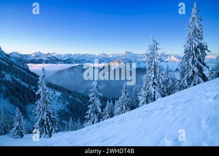 Sonnenaufgang in einer verschneiten Berglandschaft am Breitenberg bei Pfronten. Blick auf die Tannheimer Berge, die Allgäuer Alpen, Bayern, Deutschland, Tirol, Österreich, Europa Stockfoto