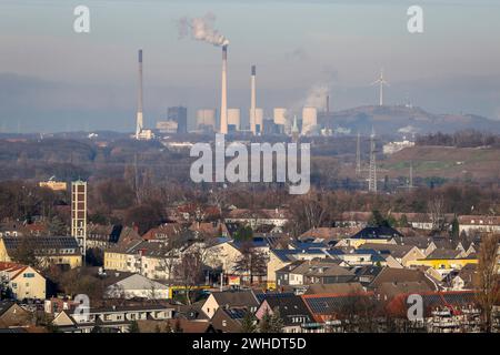 Bottrop, Nordrhein-Westfalen, Deutschland - Solarbaummobilien, Mehrfamilienhäuser mit Solardächern, Innovationsstadt Ruhr. Im Hintergrund die UNO Stockfoto