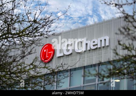 Werbung für das LG Chem Logo auf dem Fassadengebäude, führendes globales Chemieunternehmen, südkoreanische LG Corporation, Hersteller von Elektrofahrzeugbatterien, Stockfoto