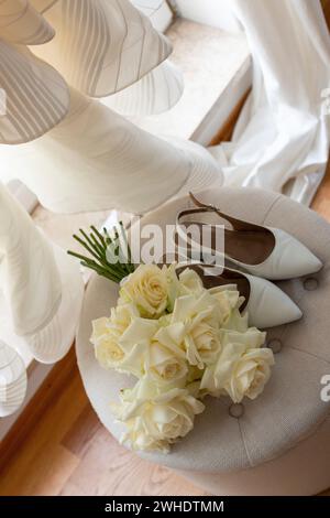 Nahaufnahme, Brautschuhe und weiße Rosen Stockfoto