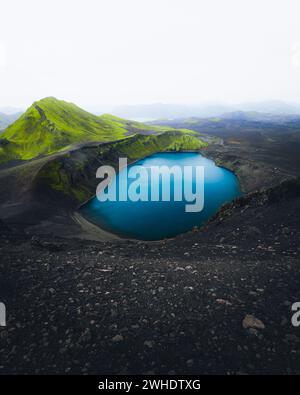 Hnausapollur (Blahylur), ein wassergefüllter, erloschener Vulkankrater in der Nähe von Landmannalaugar, Fjallabak, Southern Highlands, Island, Polarregion Stockfoto