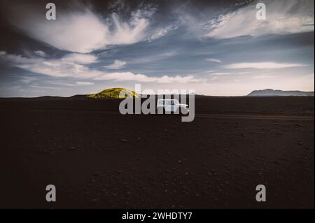 Auf der Straße mit einem Geländefahrzeug im Hochland Islands Stockfoto