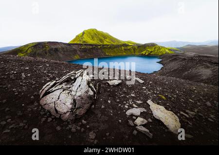 Hnausapollur (Blahylur), ein wassergefüllter, erloschener Vulkankrater in der Nähe von Landmannalaugar, Fjallabak, Southern Highlands, Island, Polarregion Stockfoto