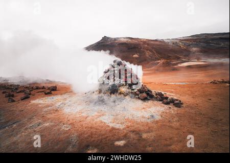 Fumarolen und Solfataras im Geothermiegebiet Hverarönd, Hverir, Mahjall, Island Stockfoto