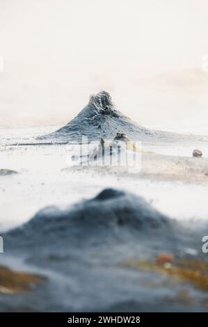 Fumarolen und Solfataras im Geothermiegebiet Hverarönd, Hverir, Mahjall, Island Stockfoto